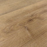 Closeup von Klick-Vinyl Eiche Cuxhaven markantes Dekor in Holzoptik detaillierte Maserung