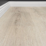 Detailbild von Klick-Vinyl Eiche Husum markantes Dekor in Holzoptik mit Hamburger Sockelleiste