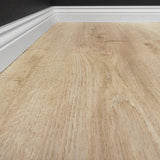 Detailbild von Klick-Vinyl Eiche Stralsund markantes Dekor in Holzoptik mit Hamburger Sockelleiste