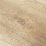 Closeup von Klick-Vinyl Eiche Stralsund markantes Dekor in Holzoptik Astloch Detail