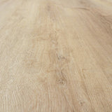 Closeup von Klick-Vinyl Eiche Stralsund markantes Dekor in Holzoptik detaillierte Maserung