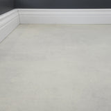 Detailbild von Klick-Vinyl Beton Cloppenburg dezentes Dekor in Fliesenoptik mit Hamburger Sockelleiste