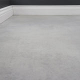 Detailbild von Klick-Vinyl Beton Nordhorn dezentes Dekor in Fliesenoptik mit Hamburger Sockelleiste