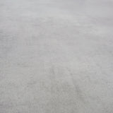 Closeup von Klick-Vinyl Beton Nordhorn dezentes Dekor in Fliesenoptik detaillierte Maserung