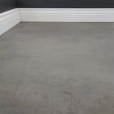 Detailbild von Klick-Vinyl Beton Rheine dezentes Dekor in Fliesenoptik mit Hamburger Sockelleiste
