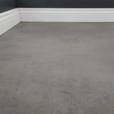 Detailbild von Klick-Vinyl Beton Rheine dezentes Dekor in Fliesenoptik mit Hamburger Sockelleiste