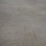 Closeup von Klick-Vinyl Beton Rheine dezentes Dekor in Fliesenoptik detaillierte Maserung