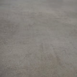 Closeup von Klick-Vinyl Beton Rheine dezentes Dekor in Fliesenoptik detaillierte Maserung