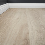 Detailbild von Klick-Vinyl Eiche Ameland dezentes Dekor in Holzoptik mit Hamburger Sockelleiste