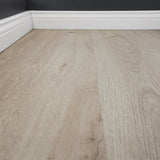 Detailbild von Klebe-Vinyl Eiche Ameland dezentes Dekor in Holzoptik mit Hamburger Sockelleiste