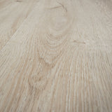 Closeup von Klebe-Vinyl Eiche Ameland dezentes Dekor in Holzoptik detaillierte Maserung