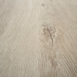 Closeup von Klick-Vinyl Eiche Ameland dezentes Dekor in Holzoptik Astloch Detail