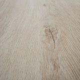 Closeup von Klebe-Vinyl Eiche Ameland dezentes Dekor in Holzoptik Astloch Detail