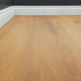 Detailbild von Klick-Vinyl Eiche Memmert markantes Dekor in Holzoptik mit Hamburger Sockelleiste