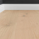 Closeup mit Sockelleisten Natur Parkett Lena Eiche Markant