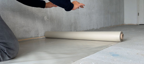 Untergrundbodenvorbereitung: Dampfbremse verlegen unter Vinylboden, Laminat und Parkett