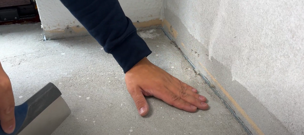 Handwerker prüft: Unebenen Boden ausgleichen?