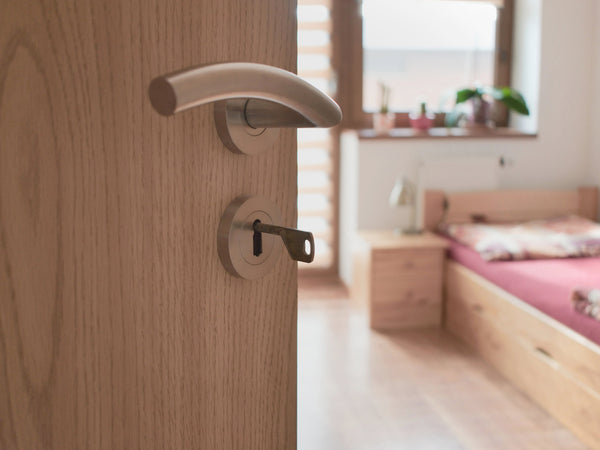 Schlafzimmer mit Bodenbelag in Holzoptik