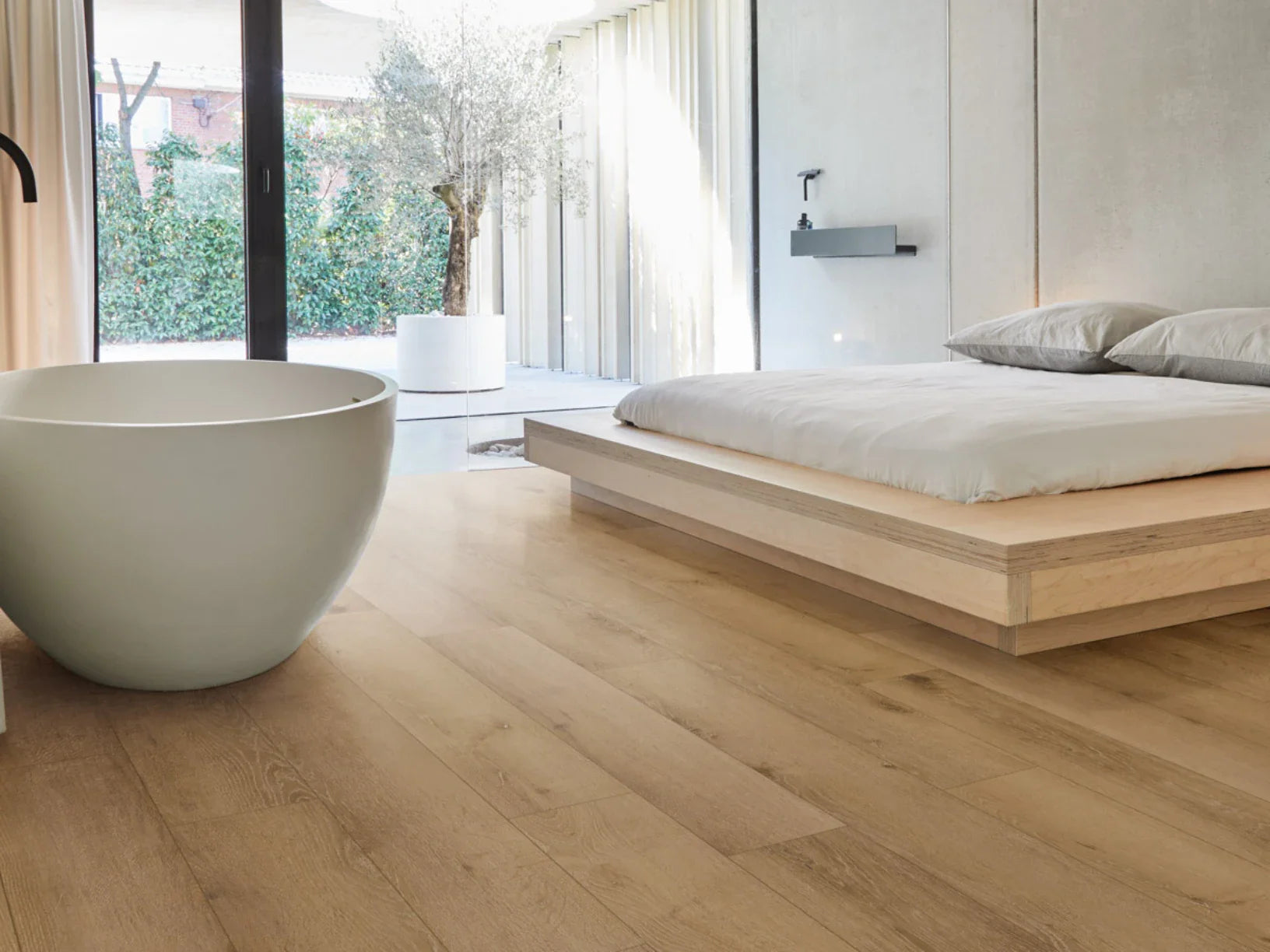 Schlafzimmer mit naturfarbenen Vinylboden in Holzoptik von Coretec Authentics 
