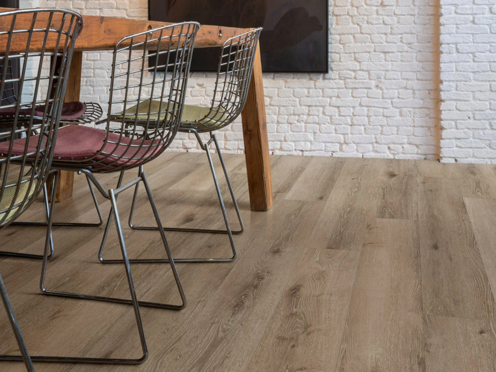 Esszimmer mit markanten Vinylboden in Holzoptik vion Coretec Essentials