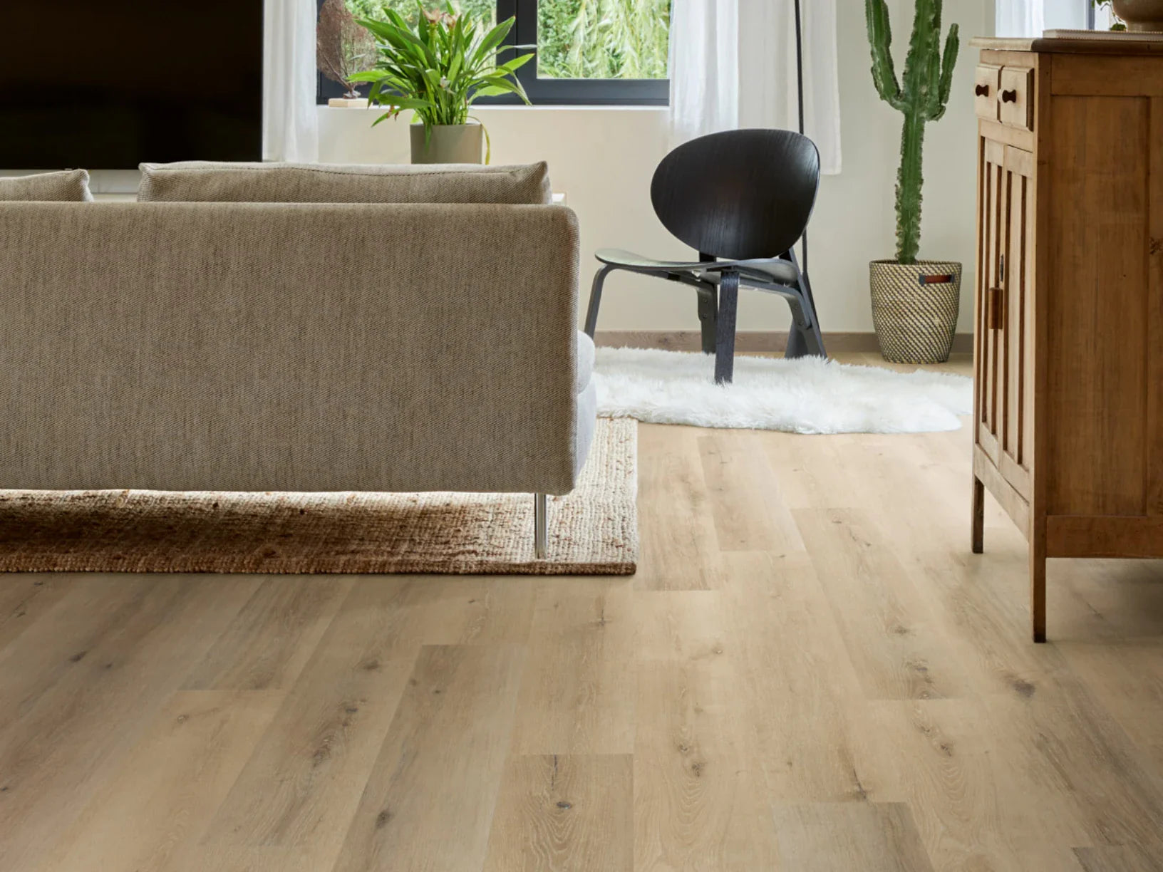 Modernes Wohnzimmer mit Vinylboden im markanten Holzdesign von Coretec ProPlus & SurPlus