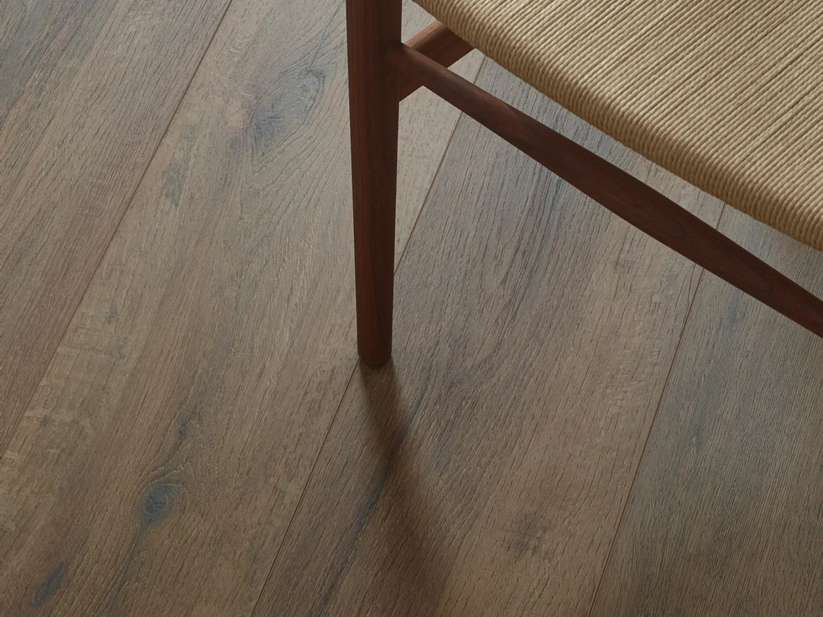 Dunkler Vinylboden in Holzoptik von Coretec XL-END Abbildung eines Stuhles