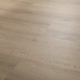 Nahaufnahme gepresste Fase Klick-Vinyl Eiche Alster XL-Diele in Holzoptik