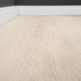 Nahaufnahme Klick-Vinyl Eiche Erlangen hellbraunes Dekor mit Hamburger Sockelleiste