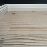 Nahaufnahme Klick-Vinyl Kiefer Friedberg hellgraues Dekor mit Hamburger Sockelleiste