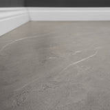 Nahaufnahme Klick-Vinyl Stein Edewecht graues Dekor mit Hamburger Sockelleiste