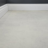 Nahaufnahme Klick-Vinyl Beton Cloppenburg hellgraues Dekor mit Hamburger Sockelleiste