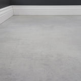 Nahaufnahme Klick-Vinyl Beton Nordhorn hellgraues Dekor mit Hamburger Sockelleiste