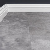Nahaufnahme Klick-Vinyl Beton Schifferstadt graues Dekor mit Hamburger Sockelleiste