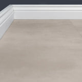 Nahaufnahme Klick-Vinyl Beton Liebstadt beige-graues Dekor mit Hamburger Sockelleiste