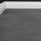 Nahaufnahme Klick-Vinyl Beton Michelstadt dunkelgraues Dekor mit Hamburger Sockelleiste