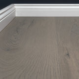 Nahaufnahme Klick-Vinyl Eiche Bernstadt beige-graues Dekor mit Hamburger Sockelleiste
