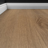 Nahaufnahme Klick-Vinyl Eiche Ellerstadt braunes Dekor mit Hamburger Sockelleiste