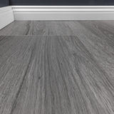Nahaufnahme Klick-Vinyl Eiche Karlstadt graues Dekor mit Hamburger Sockelleiste