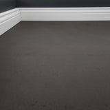 Nahaufnahme Klick-Vinyl Stein Meppen schwarzes Dekor mit Hamburger Sockelleiste
