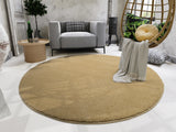 Yaris 450 Gold - Modernes Raumfoto im Wohnzimmer