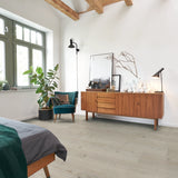 Schlafzimmer Raumbild mit Klick-Vinyl Kiefer Friedberg klassische Diele in Holzoptik mit Prägung