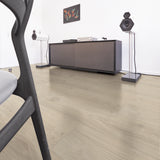 Wohnzimmer Raumbild mit Klick-Vinyl Eiche Fichtenau klassische Diele in Holzoptik mit Prägung