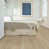 Schlafzimmer Raumbild mit Klick-Vinyl Eiche Cleveland Oak 52 Langdiele in Holzoptik mit Synchronprägung