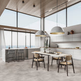 Küche Raumbild mit Klick-Vinyl Beton Liebstadt Fliese in Betonoptik mit Prägung