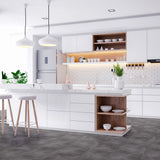 Küche Raumbild mit Klick-Vinyl Beton Michelstadt Fliese in Betonoptik mit Prägung