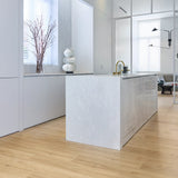 Küche Raumbild mit Klick-Vinyl Eiche Rustled Oak 50 klassische Diele in Holzoptik mit Synchronprägung