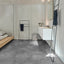 Badezimmer Raumbild mit Klick-Vinyl Stein Cloud Fliese in Steinoptik mit Prägung