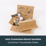 Unsere Musterbox mit drei kostenlosen Mustern aus der Klick-Vinyl Deluxe Kollektion in Holzoptik