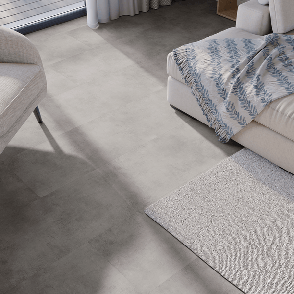 Wohnbereich Closeup Klebe-Vinyl Beton Rheine dezentes Dekor in Fliesenoptik