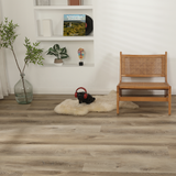 Hobbyraum mit Klick-Vinyl Eiche Oder Diele in Holzoptik mit Synchronprägung